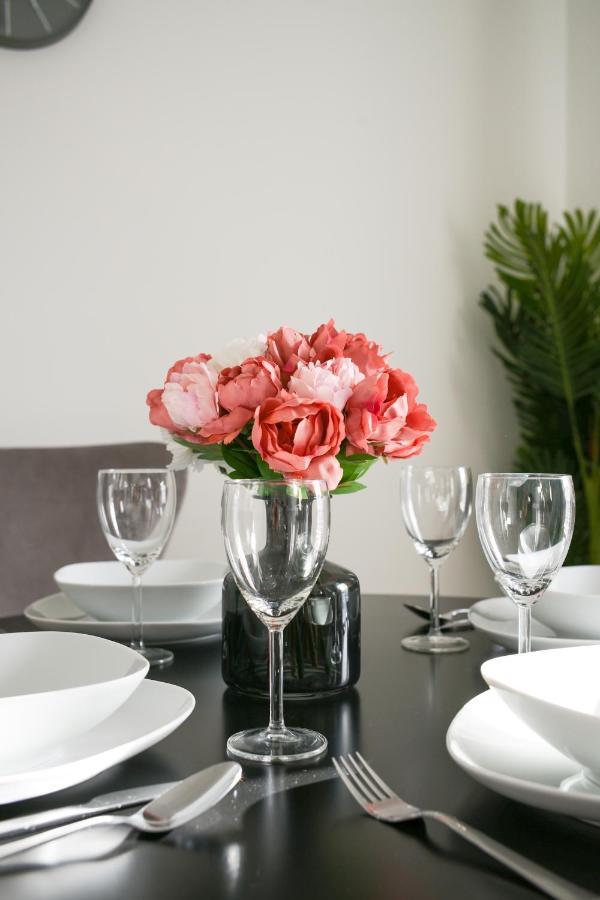 Suites By Rehoboth - Abbey Wood Station - London Zone 4 Экстерьер фото